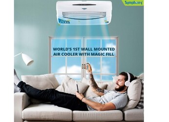  Symphony 15 L Room/Personal Air Cooler 15 लीटर ऑप्शन में आता है. ग्राहक इसे एसी की तरह दीवार पर लगा सकते हैं, और ये कूलर वॉल माउंटेड AC की तरह फिट हो जाता है. अच्छी बात ये है कि इसे एसी की तरह रिमोट से ऑपरेट किया जा सकता है. Photo: Amazon