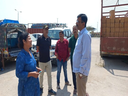 कफ सिरप से भरी ट्रक को देहरादून से राजधानी पटना लाई जा रही थी. 