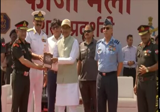 तीन दिवसीय कमांडर कॉन्फ्रेंस में सीडीएस, तीनों सेनाओं के प्रमुख के साथ वाइस चीफ, चीफ ऑफ इंट्रीग्रेटेड डिफेंस स्टाफ, 7 आर्मी कमांडर, कमांडर 3 नेवल कमांड के चीफ शामिल हो रहे हैं. 