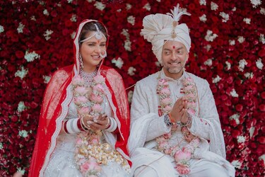  दलजीत कौर और निखिल पटेल ने शादी के बाद ईटाइम्स को दिए इंटरव्यू में अपनी अपकमिंग जर्नी, फैमिली और होने वाले बदलावों पर बात की. साथ ही कपल ने खुशी भी जताई है कि वह एक कंप्लीट फैमिली हो गए हैं. (फोटो साभारः Instagram @kaurdalljiet)