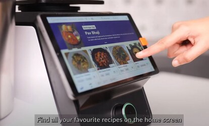  इस पैनल पर आपको पहले कोई एक डिश को सेलेक्ट करना होता है. इसके बाद ये मशीन बताती है कि आपको किन आइटम्स की जरूरत होगी. फिर ये एक How to वीडियो के जरिए सब्जियों को काटने का तरीका भी बताती है. (Image- upliance)
