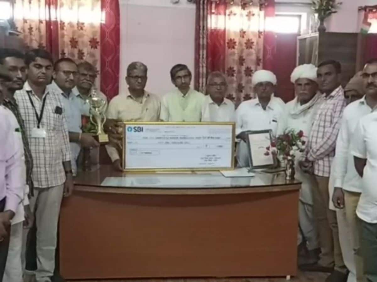 Rajasthan News, Barmen News, Principal's Hard Work Paid Off, School's Picture Changed, Government School, School Rewarded With Rs 51,000, School Development and Monitoring Committee, Best School In Dungarpur, CDEO Tanuram Rathore, CDEO, राजस्थान समाचार, बारमेन समाचार, प्रधानाचार्य की मेहनत रंग लाई, स्कूल की तस्वीर बदली, सरकारी स्कूल, स्कूल को 51,000 रुपये का पुरस्कार, स्कूल विकास एवं निगरानी समिति, डूंगरपुर में सर्वश्रेष्ठ स्कूल, सीडीईओ तनुराम राठौर, सीडीईओ,