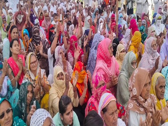 हरियाणा में जमीन मुआवजे के लिए धरना दे रही महिलाएं.