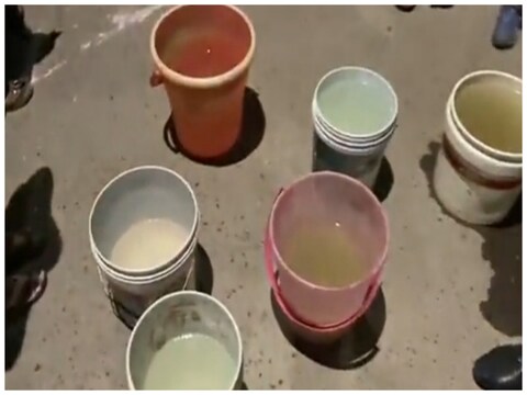 Greater Noida Water Crisis: अगर पानी आ भी रहा तो वह बहुत गंदा है. 