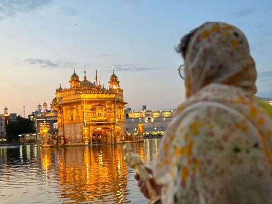 ट्रॉफी लेकर गोल्डन टेंपल पहुंची गुनीत मोंगा, ऑस्कर जीतकर है खुशीं, लेकिन ये मौका न मिलने के लिए है निराश
