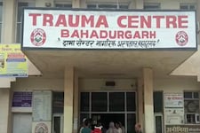 आंधी से टूटी बिजली की तार सड़क पर पानी में गिरी, बाइक पर जा रहे 2 युवक की मौत