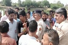 बुजुर्ग के अंतिम संस्कार पर दो समुदाय आमने सामने, छावनी में बदला गांव