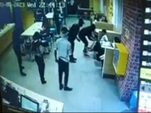 VIDEO: रेस्तरां में बर्गर खा रहा था 8 साल का बच्चा, अचानक पैंट में घुसा चूहा..