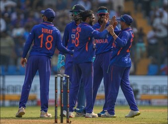  वनडे सीरीज की शुरुआत भी ऑस्ट्रेलिया ने हार के साथ की थी और दूसरे मुकाबला जीतकर बराबरी हासिल की. भारतीय टीम ऑस्ट्रेलिया को 10 दिन के भीतर दूसरी बार झटका दे सकती है. 9 मार्च को सीरीज का आखिरी टेस्ट मैच खेला गया था और 13 मार्च को अहमदाबाद मैच ड्रॉ करके भारत ने ऑस्ट्रेलिया के सीरीज ड्रॉ करने के अरमान पर पानी फेरा था. . -AP