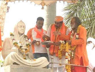  इस यात्रा में महिलाओं ने भी बढ़-चढ़कर हिस्सा लिया. उनका कहना था कि महिलाएं भी देशभक्ति और सामाजिक समरसता में समान सहभागिता कर सकती हैं. टू-व्हीलर पर बैठी महिलाओं ने बाकायदा साफा बांधा हुआ था. हर महिला की गाड़ी पर भगवा ध्वज लहरा रहा था.