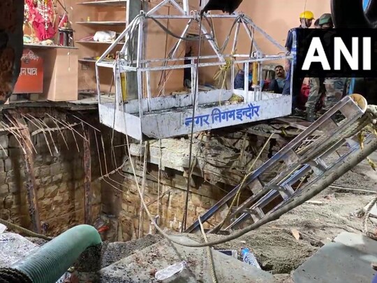 Indore News: इंदौर में बेलेश्वर महादेव में हुए हादसे के दौरान रोजा रख रहे शख्स ने दूसरों को नई जिंदगी दी. (Photo-ANI) 