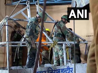 Indore News: इंदौर के बेलेश्वर महादेव मंदिर में मरने वालों की संख्या लगातार बढ़ रही है. सेना राहत-बचाव कार्य में लगी हुई है. (Photo-ANI)