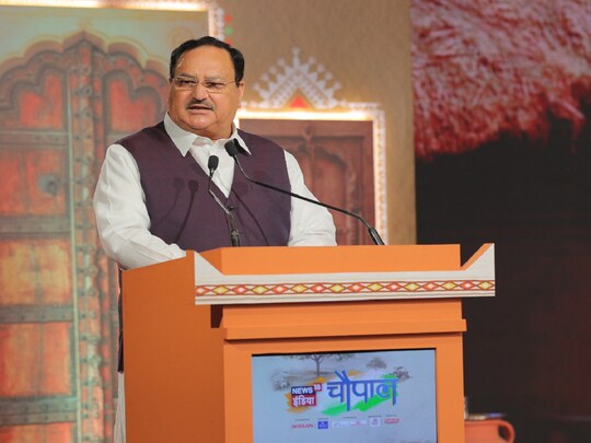 भाजपा अध्‍यक्ष जेपी नड्डा ने चौपाल में कहा कि पीएम मोदी ने छोटे बड़े देशों के साथ पड़ोसियों से भी रिश्ते बेहतर किए. (फोटो- News18) 