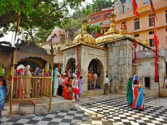 हिमाचल के कांगड़ा में है ज्वालामुखी मंदिर.