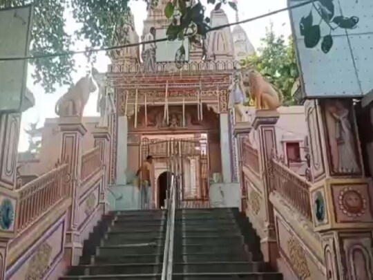 झुंझुनूं जिले के खेतड़ी कस्बे में स्थित मां वाराही के 500 वर्ष पुराने मां वाराही देवी के मंदिर में माता शव पर विराजमान है.