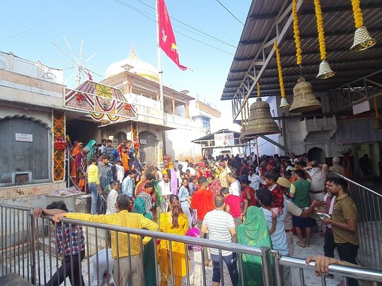 करौली के कैलादेवी मंदिर में दुर्गा अष्टमी के दिन ढाई लाख से अधिक श्रद्धालुओं ने माता के दर्शन किए.