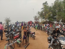 होली पर रंग-गुलाल लगा रहे थे लोग, होने लगी बारिश, अचानक कड़की बिजली, फिर...