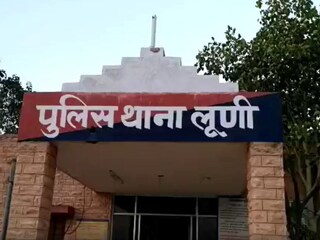 Rajasthan Crime: गुजरात के एक शहर से चोरी हुई लग्जरी कार जोधपुर के एक गांव में मिल गई है. कार से भारी मात्रा में नशीले पदार्थ मिले हैं. (Photo-News18)