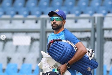  29 वर्षीय तेज गेंदबाज मोहम्मद सिराज (Mohammed Siraj) अपनी कड़ी मेहनत के दम पर आज इस मुकाम पर पहुंचे हैं. सिराज मौजूदा समय में बेहतरीन तेज गेंदबाजों में से एक हैं. उन्होंने बेहद कम समय में टीम इंडिया में अपनी जगह पक्की है. शुरुआती दिनों में सिराज को काफी मुश्किलों का सामना करना पड़ा है. (Instagram)