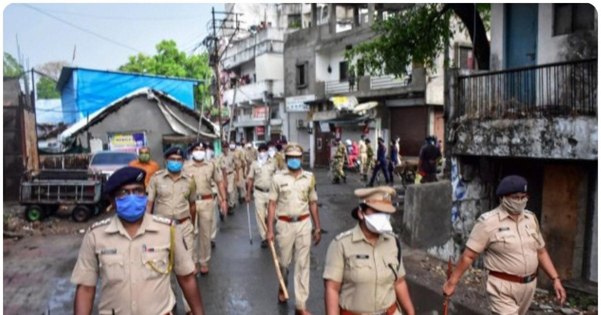 दोस्तों संग खेल रही थी 6 साल की बच्ची, 55 साल के शख्स ने चॉकलेट के बहाने बुलाया, फिर किया रेप