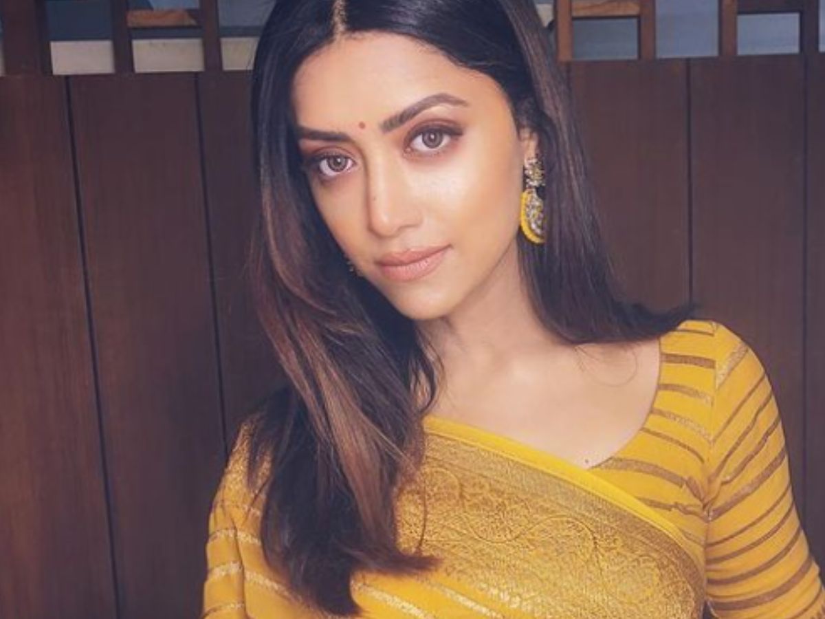 साउथ अभिनेत्री ममता मोहनदास (Mamta Mohandas), जिन्हें आखिरी बार पृथ्वीराज सुकुमारन की जन गण मन में देखा गया था. वे साउथ फिल्म इंडस्ट्री की लोकप्रिय अभिनेत्रियों में से एक हैं. उन्होंने मलयालम, तमिल, तेलुगु और कन्नड़ में कई फिल्में बनाई हैं.