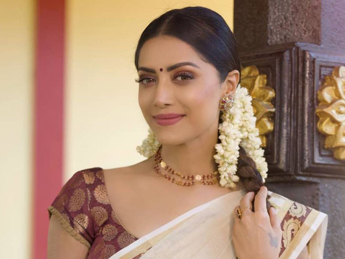 Indiaglitz को दिए एक इंटरव्यू में ममता मोहनदास ने उस समय को याद किया जब उन्हें अरुंधति की पेशकश की गई थी. उन्होंने कहा, 'सिद्धार्थ और मैं एक फोटोशूट कर रहे थे और मैंने देखा कि डीएसपी (देवी श्री प्रसाद) उनसे मिलने के लिए चल रहे थे. उन्होंने मेरी आवाज सुनी और मुझे गाने का ऑफर देना चाहते थे. तब उन्होंने मेरे बारे में पूछा और मेरी आवाज रिकॉर्ड की. उस समय, मैंने इंडस्ट्री में एंट्री नहीं ली थी. लेकिन, मुझे उनकी एजर्जी पसंद थी. एक हफ्ते के भीतर, मैं स्टेज पर डीएसपी के साथ राखी राखी परफोर्म कर रही थी. मुझे वो दिन याद है. जब एसएस राजामौली सर को लॉन्च के लिए इनवाइट किया गया था. फिर एक साल बाद मैं राजामौली सर से मिली और जब वे एनटीआर के साथ यमडोंगा (Yamadonga) कर रहे थे.