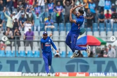  मोहम्मद सिराज ने आरसीबी के पॉडकास्ट में कहा, ' साल 2018 में मैं आरसीबी ओर से कोलकाता नाइटराइडर्स के खिलाफ मैच खेल रहा था. उस मुकाबले में मैंने दो बीमर्स डाल दिए थे. उसके बाद लोगों ने कहा कि क्रिकेट छोड़कर अपने पिता के साथ जाकर ऑटो चलाओ.' (Instagram)