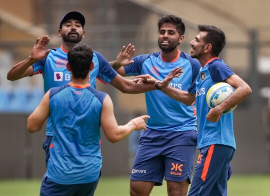 सूर्यकुमार यादव पिछले दो वनडे में गोल्डन डक पर आउट हुए. (PTI)