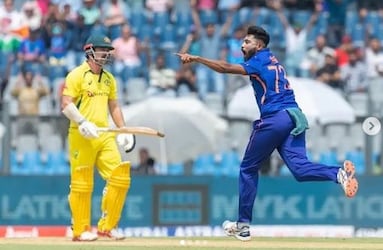  मोहम्मद सिराज इस समय ऑस्ट्रेलिया के खिलाफ 3 मैचों की वनडे सीरीज खेल रहे हैं. उन्होंने पहले वनडे में 3 विकेट चटकाए थे. सिराज के करियर की बात करें तो उन्होंने 18 टेस्ट, 22 वनडे और 8 टी20 इंटरनेशनल मैच खेले हैं. सिराज के नाम टेस्ट में 47 जबकि वनडे में 41 विकेट दर्ज हैं. 8 टी20 इंटरनेशनल मैचों में वह 11 शिकार कर चुके हैं. (Instagram)
