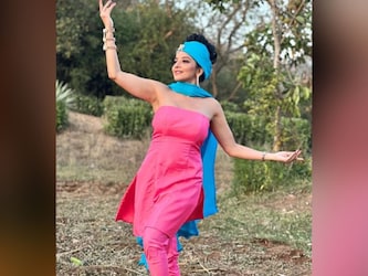  हाल ही में मोनालिसा ने अपने नए किरदार की झलकियां शेयर की हैं जिनमें वे गजब ढा रही हैं. अभिनेत्री ने फैंस को अपना रेट्रो लुक दिखाया है. लेटेस्ट तस्वीरों में अभिनेत्री ऑफ शोल्डर सूट के साथ ब्लू दुपट्टा और ब्लू हेडगेअर पहने देख सकते हैं.