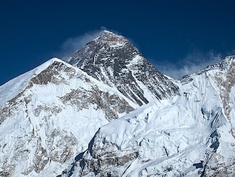  हिमालय पर्वत श्रेणी सबसे ऊंची चोटी एवरेस्ट पर जाना कोई बहुत विरली उपलब्धि नहीं रही है. हर साल एवरेस्ट और उसके पास की लोत्से चोटी के बीच समुद्र तल से करीब 8 किलोमीटर की ऊंचाई पर स्थित बर्फ रहित क्षेत्र में सैंकड़ों एडवेंचर कैंम्प लगते हैं, जहां से एवरेस्ट के दक्षिणी ओर से पर्वतारोही चढ़ने की कोशिश करते हैं. नए अध्ययन में पता चला है कि वहां पहुंचने वाले लोग जाने अनजाने में अपने पीछे खतरनाक सूक्ष्मजीवी छोड़ कर जा रह हैं. (प्रतीकात्मक तस्वीर: Wikimedia Commons)