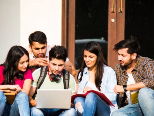medical education:  एमबीबीएस की बढ़ी हुई कुल सीटों में से 52778 सीटें सरकारी मेडिकल कॉलेजों में हैं.