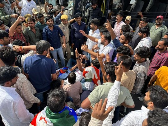 राजस्थान भाजपा के नवनियुक्त प्रदेशाध्यक्ष सीपी जोशी का स्वागत करने NSUI के कार्यकर्ता निकल पड़े जिन्हें पुलिस ने उन्हें पुलिस कमिश्नरेट के बाहर ही रोक लिया.