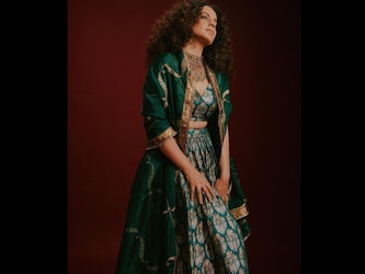  नवरात्रि में हरा रंग भी आउटफिट के लिए अच्‍छा रहेगा. आप कंगना रनौत की तरह फॉरेस्‍ट्र ग्रीन पर गोल्‍डन वर्क वाला लहंगा ट्राई कर सकती हैं. कंगना ने यहां गले में हेवी कुंदन वर्क वाला चोकर पहना है जो उनके लुक को कंप्‍लीट बना रहा है. नवरात्रि में अगर आप युनीक इंडियन अटायर में नजर आना चाहती हैं तो कंगना का ये लुक ट्राई कर सकती हैं. आप चाहें तो कंगना की तरह ही अपने बालों को कर्ली भी करा सकती हैं. Image : Instagram/ kanganaranaut