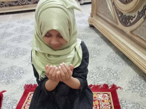 नमाज पढ़ती हुई बच्ची.