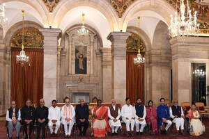 Padma Awards 2023: कुमार मंगलम बिड़ला, एसएम कृष्णा समेत कई हस्तियों को राष्ट्रपति ने दिए पद्म पुरस्कार, देखें PHOTOS