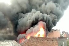 हरियाणा में दरी बनाने वाली फैक्ट्री में लगी आग, दमकल कर्मी बुझाने में जुटे