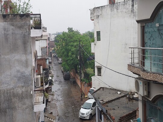 यूपी के कई ज़िलों में लगातार बारिश हो रही है 