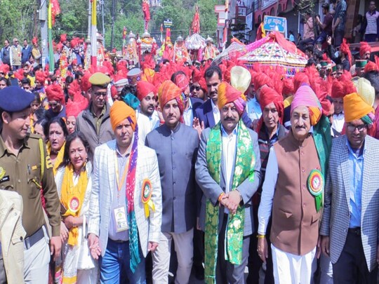 मंडी के सुंदरनगर में नलवा़ड़ मेले में शिक्षा मंत्री रोहित ठाकुर.