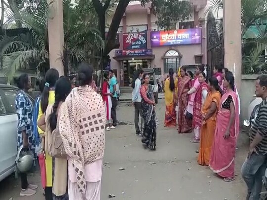 रांची में रश्मि मर्डर केस का खुलासा होने के बाद चुटिया थाना परिसर में जमा लोग. 