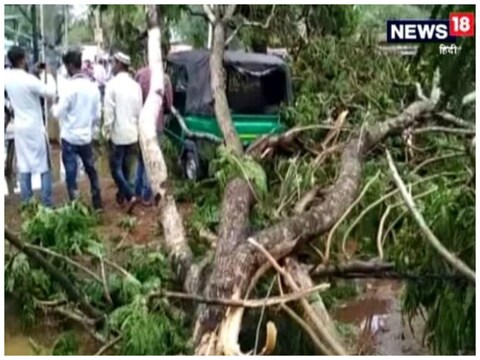 रांची में गुरुवार को आंधी-तूफान के साथ बारिश ने कहर बरपाया है.