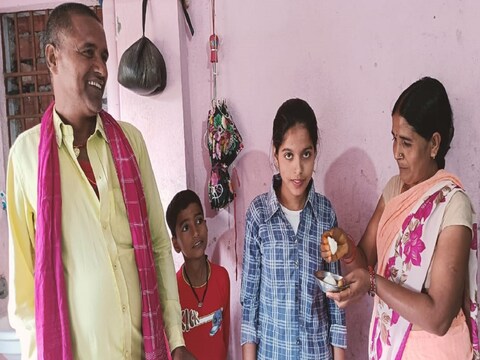 बिहार बोर्ड की मैट्रिक परीक्षा में नालंदा की संजू कुमारी ने छठा स्थान हासिल किया है. 