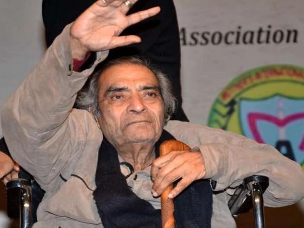 Santosh Anand indian lyricist broken completely after son bahu untimely  death now in poor conditions untold painful story - बेटे-बहू को खोने के  बाद, गम के सागर में डूब गए थे मशहूर
