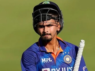  टीम इंडिया में श्रेयस अय्यर अक्‍सर बेहद शांत नजर आते हैं. शायद ही कभी उन्‍हें मैदान पर किसी अन्‍य खिलाड़ी को स्‍लेज करते हुए देखा गया होगा. हालांकि मैदान के बाहर वो काफी कूल रहते हैं. अक्‍सर वो डांस वीडियोज भी अपने फैन्‍स के साथ शेयर करते रहते हैं. (AP)