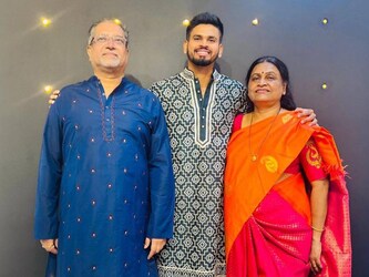  मां रोहिनी अय्यर ने बेटे की एक आदत के बारे में खुलकर बताया. मां का कहना है कि जिस तरह खिलाड़ी मैदान पर स्‍लेज करते हैं. ठीक उसकी अंदाज में श्रेयस अय्यर जब भी घर पर होता है तो उन्‍हें छेड़ने लगता है. घर के खाने को लेकर उसका रवैया एक दम स्‍लेज करने वाला ही होता है. (Shreyas Iyer/Instagram)