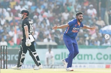  सिराज ने आगे कहा कि लोग आपके संघर्ष को नहीं देखते. जब मेरा भारतीय टीम में चयन हुआ तक माही भाई (महेंद्र सिंह धोनी) ने कहा कि लोगों की बातों में नहीं आना. यदि आप अच्छा करोगे तो ये दुनिया तुम्हारा साथ देगी लेकिन जब आप खराब करोगे तो यही दुनिया तुम्हे खराब कहेगी.' (Instagram)