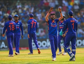  भारतीय टीम ने ऑस्ट्रेलिया के खिलाफ पहले गेंदबाजी करते हुए शुरुआती विकेट हासिल कर लिया था लेकिन फिर बड़ी साझेदारी को होने से नहीं रोक पाए. पहला विकेट 5 रन पर गिरने के बाद दूसरा विकेट 77 के स्कोर पर गिरा. फिर 50 से ज्यादा रन की साझेदारी तीसरे विकेट के लिए भी हुई. गेंदबाजों को ऑस्ट्रेलिया के खिलाफ दूसरे वनडे में बल्लेबाजों को साझेदारी करने से रोकना होगा. -AP