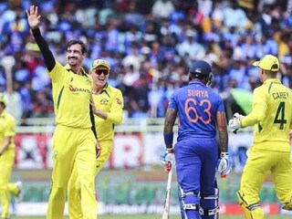 मिशेल स्‍टार्क ने मुबई और विशाखापत्‍तनम वनडे में सूर्यकुमार यादव को शून्‍य पर एलबीडब्‍लयू आउट कर दिया.  (AP)
