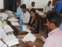UP Board: गुरु जी, स्वीकार करें भेंट... संभाल लेना मामला..कॉपियों से रहे नोट