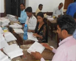 
UP Board : सोमवार को करीब 26 लाख कॉपियां चेक की गई. 